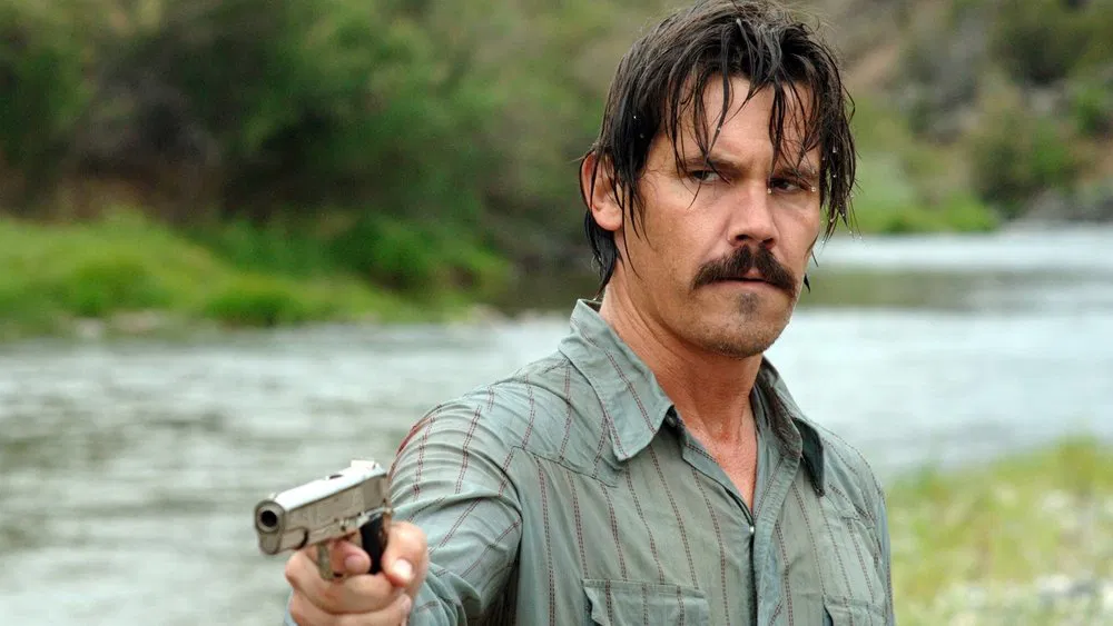 image of josh brolin in the movie no country for old men 2007