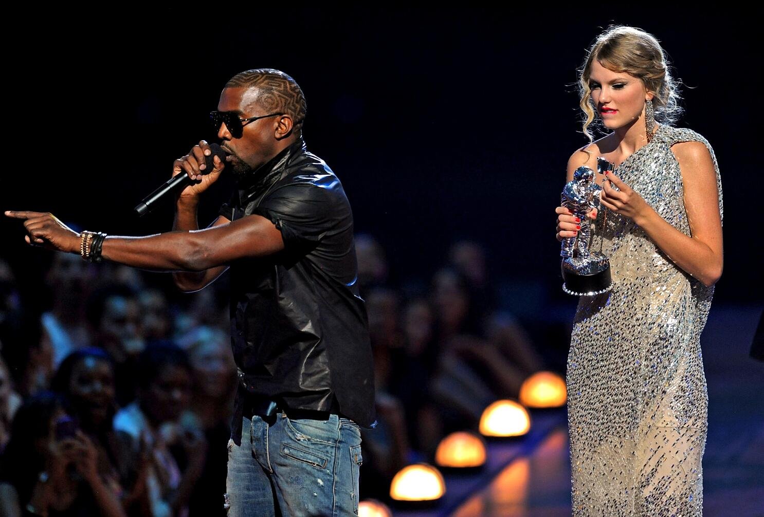 Image: Kanye West interrupting Taylor Swift onstage at the 2009 VMAs