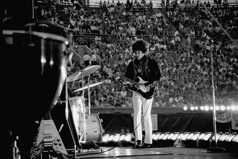 image of jimi hendrix live